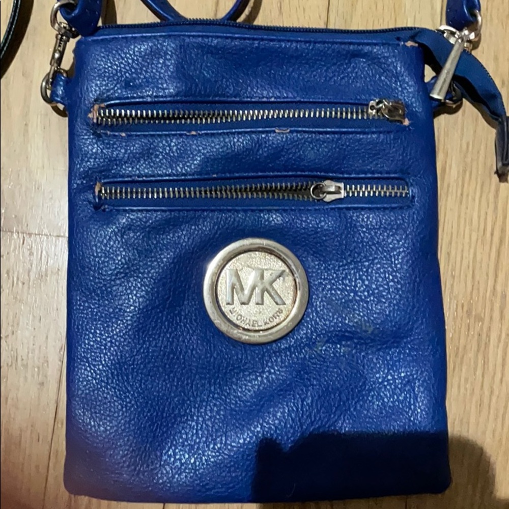I am selling michael kors crossbody bag